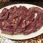 同心亭 - マスターがカットしてくれた上ハラミ。表面を炙って食べます。塩レモンでもタレでも美味しい！！