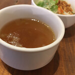 Suwarou Teiru - セットのスープとサラダ