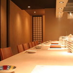 旬菜 いまり - 落ち着いた白木のカウンター