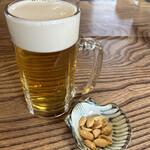 千歳家 - 生ビール700円(ピーナッツ付)