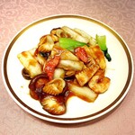 北京料理桂蘭 - 海老と烏賊に青梗菜、筍、椎茸、白菜、人参、葱など具沢山の一品です(o^^o)
