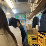 Motsuyaki Itoya - 店内はCDTVが放送されている。