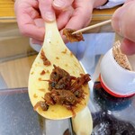 貝増商店 - 試食できます。お店の人がしゃもじで掬ってくれて、爪楊枝で頂きます。