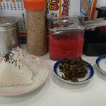 長浜ラーメン 一心亭 - おにぎりは秒で出てきます(笑)