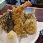 丸千葉 - 天ぷら盛合せ。