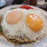 丸千葉 - ソース焼きそばに、目玉焼き2つ乗せてもらい、仮面ライダーみたい♪