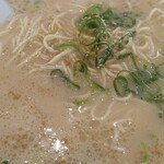 長浜ラーメン 一心亭 - 替玉したらタレを投入します！