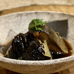 Asakusa Hirayama - ニシンと茄子炊き合わせ
                        長期保存する為に乾燥させた身欠き鰊を、戻して炊いた味付けが最高です！
                        身欠き鰊の独特な食感と風味が堪らなく美味しいです。
                        茄子にも味が染みて、やっぱりご飯が食べたいお料理です！