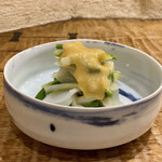 Asakusa Hirayama - ヤリイカとうるいのぬた和え
                        シャキッとしたうるい、滑りがあり美味！
                        京都の白味噌に田舎味噌をブレンドした少し酸味のある甘味噌に、ヤリイカの歯応えが心地良く強い甘みも感じられます。
                        これも美味しい♪
