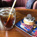 カップス コーヒー&カップケーキ - ティーソーダとカップケーキ