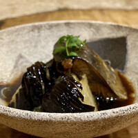 浅草 ひら山 - ニシンと茄子炊き合わせ
                    長期保存する為に乾燥させた身欠き鰊を、戻して炊いた味付けが最高です！
                    身欠き鰊の独特な食感と風味が堪らなく美味しいです。
                    茄子にも味が染みて、やっぱりご飯が食べたいお料理です！