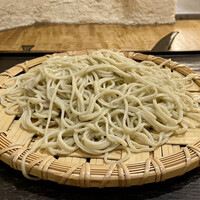浅草 ひら山 - せいろ
                      食事の合間にせいろをいただきます。
                      この日は福井のそば粉、最初に塩で風味を楽しみますが香りが良いですね！
                      こしがしっかりとしてほのかに甘みもあります。
                      喉越し良く、ここのせいろは美味しいです♪