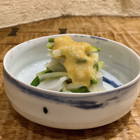 浅草 ひら山 - ヤリイカとうるいのぬた和え
                    シャキッとしたうるい、滑りがあり美味！
                    京都の白味噌に田舎味噌をブレンドした少し酸味のある甘味噌に、ヤリイカの歯応えが心地良く強い甘みも感じられます。
                    これも美味しい♪
