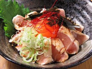 h Sumibiyaki Hitotema - 四恩鶏の笹身を使用したユッケ風です。自家製タレをかけてますので、卵黄と絡めて召し上がって下さい。