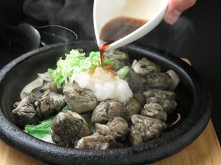 h Sumibiyaki Hitotema - 当店オススメの四恩鶏の炙り焼きです。自家製ポン酢を掛けて熱い内に召し上がって下さい。