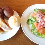 鎌倉パスタ - 料理写真:スモークサーモンとオリーブのサラダ:以前より貧相になってる