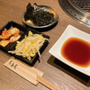 Tsukishima ya - 最初にキムチ、ナムル、韓国海苔が供されます。
                タレには、にんにくとコチジャンを少し入れて待ちます！