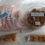 Nishi Kamakura Niyommaru - とりむねハムはグリーンサラダに加えて
                        コルニションソースはサラダの他に魚料理や肉料理との相性も◯
                        下の2つはサービスで頂いたケーキ