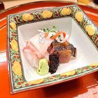 赤坂 菊乃井 - ⚫向付「明石天然鯛　さごし焼霜　あしらい一式」