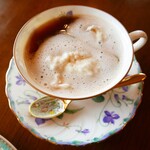 cafe chaton gris - シフォンケーキに添えられている濃厚ミルクのホイップクリームを、スプーンですくって珈琲に入れれば、クリーム珈琲が味わえます。