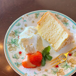 cafe chaton gris - バニラシフォンケーキ。
フワフワで、ベルベットのようなしっとり食感が特徴。
※こちらはお持ち帰りもできます。（¥395）