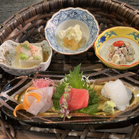 平川 - 平川御膳４０００円。小鉢三種とお造り。甘エビ柚子胡椒漬け、お造りが特に良かったです（╹◡╹）