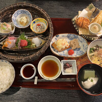 平川 - 平川御膳４０００円。絢爛な感じです♩ 一度に提供されると何から食べるかという楽しみがありますね♪
