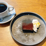 MAISON INCO - チョコテリーヌとメレンゲとレモンカード　コーヒー