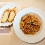 Cento per Cento - グリルチキンとハーブのトマトソース 880円 , バゲット 220円