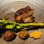 野趣 拓 - ⑦炭火焼き猪バラ肉、焼き芹、焼きアピオス(アメリカほど芋)
            猪バラ肉は獣臭が無くて、肉汁が溢れ、脂の甘みと旨みが口腔内に拡がります
            猪は個体によってバラつきがあるのだが良かった
            この日のベストでした