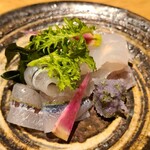 野趣 拓 - ③鮃【縁側&身】
            ④細魚
            おろし野蒜(のびる)、赤心大根、山葵菜、若布添え