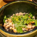野趣 拓 - ⑧新ひじき(広島県倉橋島産)と焼き穴子(九州産)の炊き込みご飯、三つ葉載せ
            ひじきの滋味と鉄味が主張してくるが、焼き穴子の旨みとマッチしてます
            少しだけお焦げがあるのも良い