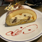 Bunkamuraロビーラウンジ - ラムレーズンロールケーキ