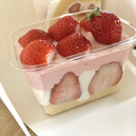 いちのみや いちご研究所 sweets - いちご弁当。透明な弁当箱から見える側面が美しい✨