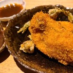 野趣 拓 - ⑤牡蠣(広島県地御前産)フライ、自家製中濃ソース&ピコ・デ・ガヨ(トマト・玉葱・唐辛子のソース)添え
            3年半ほど養殖し丸々と肥えた牡蠣なので旨みが強い、揚げ立てホクホクでウマい！