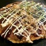 お好み焼き真 - ソース（おたふく）、マヨ、青海苔、削り節を載せて完成