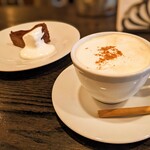 カフェ ド パブロ - カプチーノのチョコレートケーキ