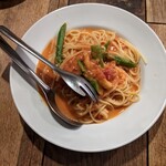 菜園イタリアン パスタ工房 - ずわい蟹とアスパラガスのトマトクリームソース。