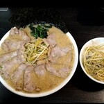 Ramen Shoppu - ネギミソチャーシューメン中盛・背脂多め・チャーシュートッピング with ネギ丼 