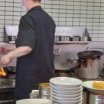 南京亭 - 中華鍋が並び、忙しい厨房はフットワークもチームワークもバッチリです。