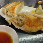 南京亭 - 外はパリパリ。中もギュッと餡子、美味しい。