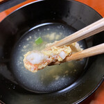 和食料理 和ごころ いなほ - 海老の身に卵黄を纏わしたものが吸い物のメインです