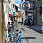 中華そば 桐麺 - 細い通りの奥にある