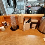 中華そば 桐麺 総本店 - カウンター越しの店内