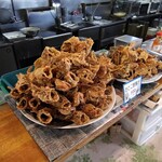 Uogashi Maruten - かさご唐揚げが大皿に盛られ陳列されている