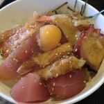 てんぺい - まずは、白飯(しろめし)にお刺身をのせま、漬けのお汁(しる)をかけて、最後に生玉子をのっけます。