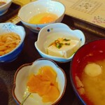 てんぺい - 生玉子は必須アイテムです。これがなければまかない定食は成立しませんからね。そして、切干大根、冷奴、壷漬け、御御御付(おみおつけ)と並んております。