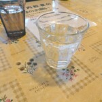 てんぺい - わたしはいつもこれです。「芋焼酎 からり芋 グラス」(¥450-税込)です。芋がガツンときて、すっきりとした呑み心地が好きなんだなぁ~　今気付いたんだけどビニールのテーブルクロス可愛いね。ザ・昭和！