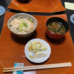 和食料理 和ごころ いなほ - 赤城鶏とゴボウの炊き込みご飯と自家製味噌の味噌汁