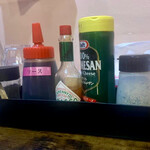 キッチン あずま - ナポリタンの〆には♡
      やっぱり♡パルメザン粉チーズとタバスコ♡